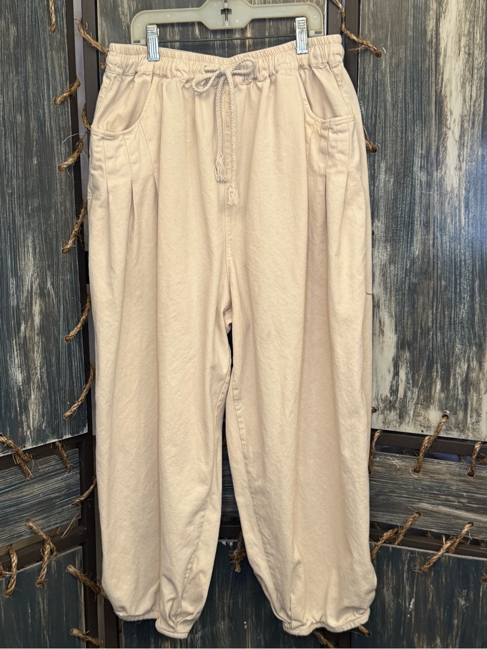 Relaxed Wide-leg Harem Pants. Oversized, Slouchy pleated front pocket detailing.